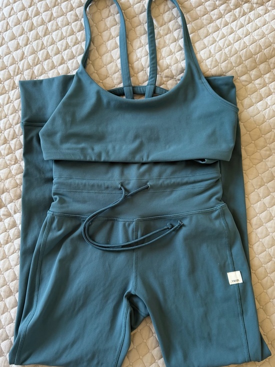 Vuori Pants - Vouri Daily Leggings and Yosemite Bra Set